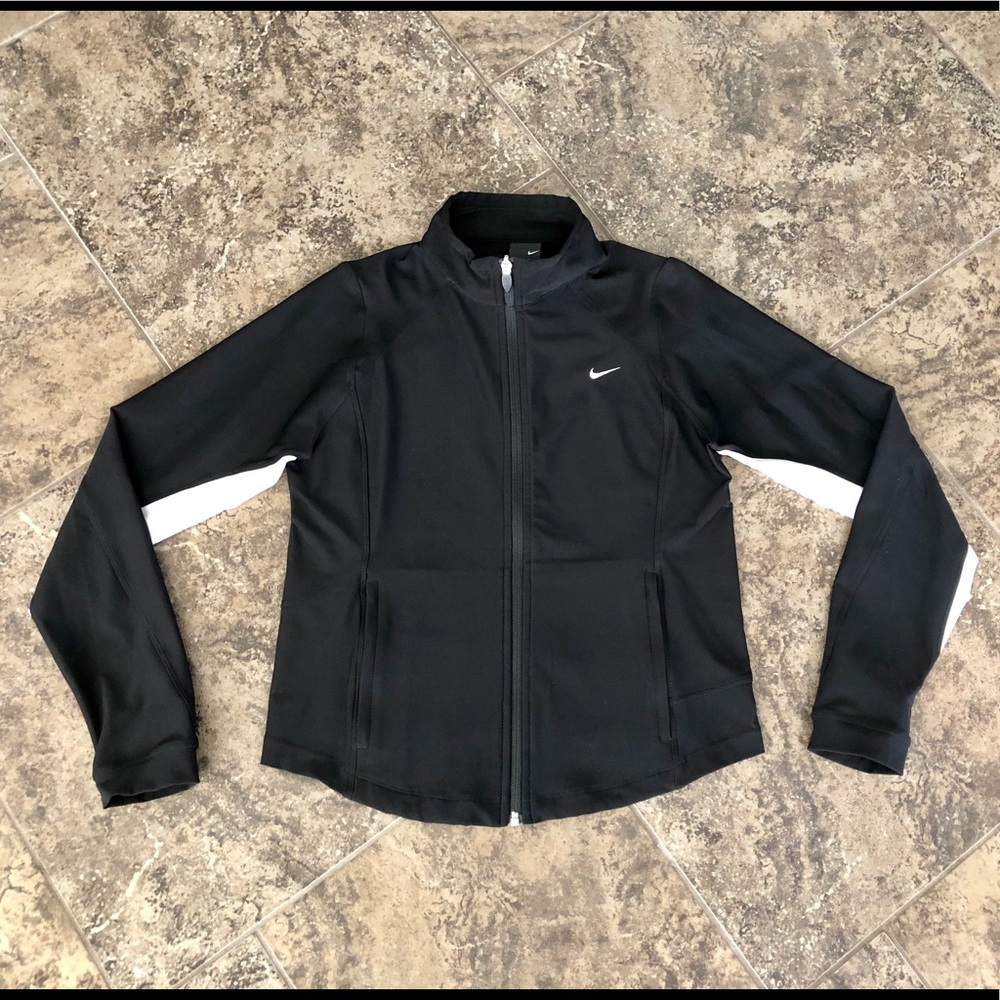 ❌SOLD❌ NIKE DRI FIT BLACK WHITE ZIPPER JACKET
